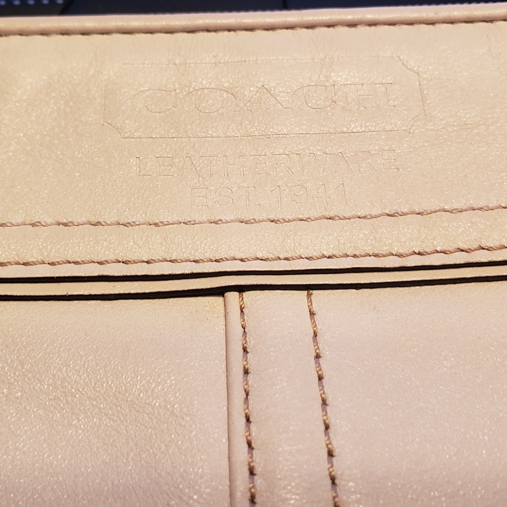 Coach White Leather Wristlet Clutch Wallet - Picture 4 of 4